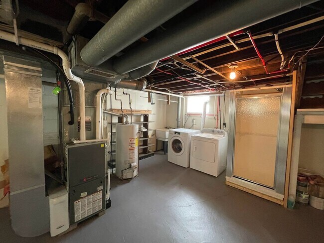 Building Photo - Three bedroom 1 1/2 bathroom home for rent