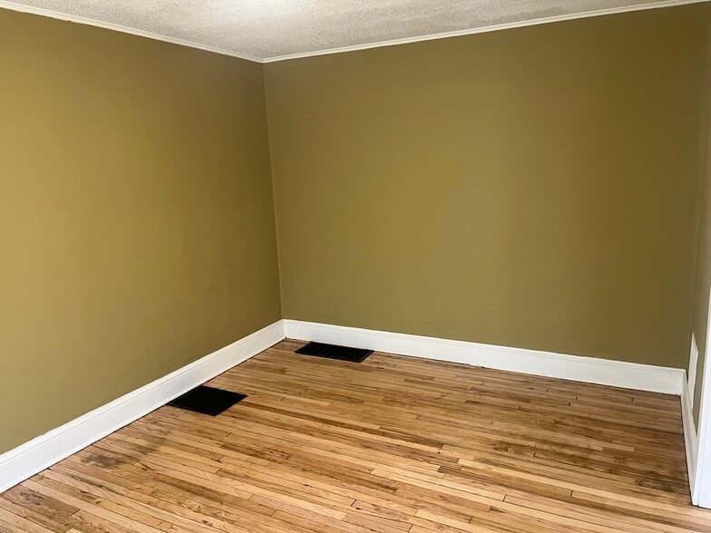 Building Photo - 131 Tolland St