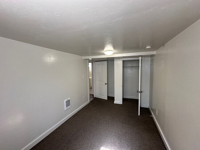 Building Photo - 928 N Garfield-3