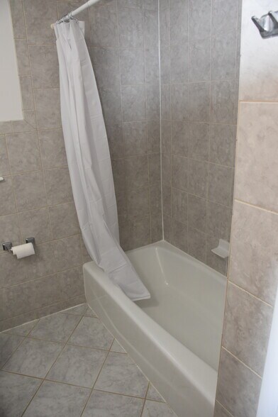 Building Photo - 826 E Capri Dr