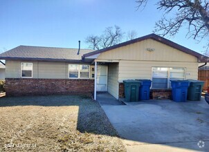 Building Photo - 2 bed, 1 bath house in Edmond with central...