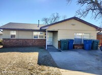 Building Photo - 2 bed, 1 bath house in Edmond with central...