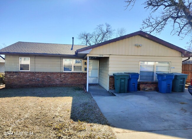 Primary Photo - 2 bed, 1 bath house in Edmond with central...