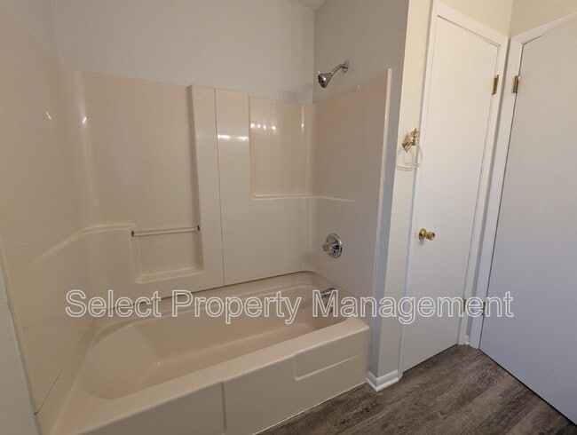 Building Photo - 924 E Washington Center Rd