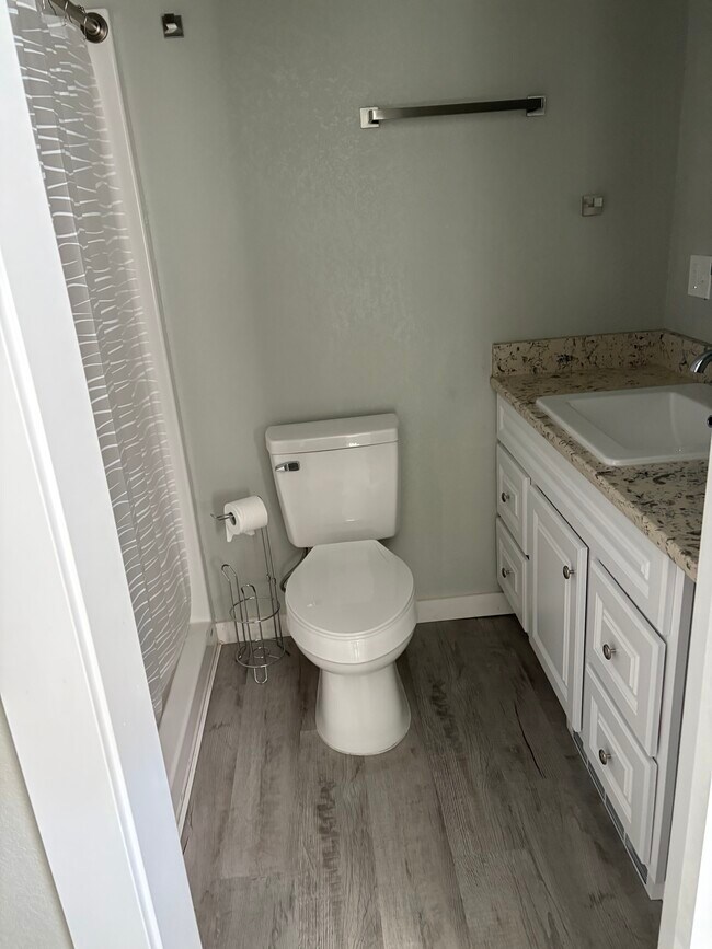 Building Photo - 682 Elm Ave