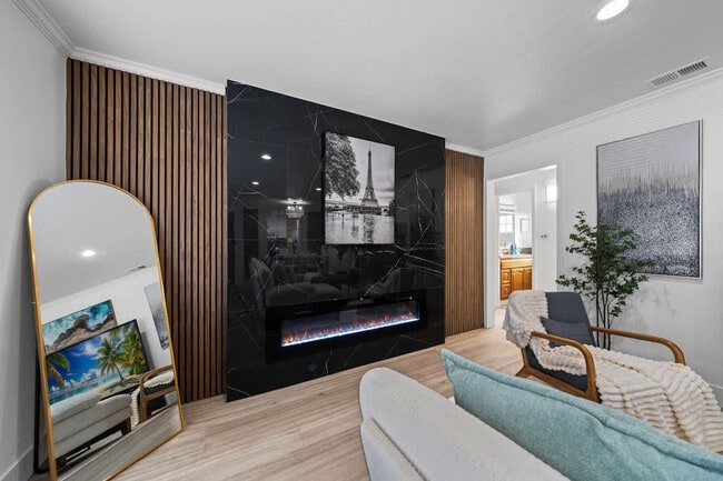 Building Photo - 606 S Sunshine Ave