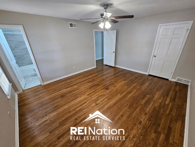 Building Photo - Grand 5BR/3BA East Memphis Estate | 2,603 Sq Ft, Hardwood Floors, Fireplace & Large Yard