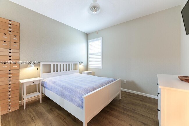 Building Photo - 250 SW Walking Path