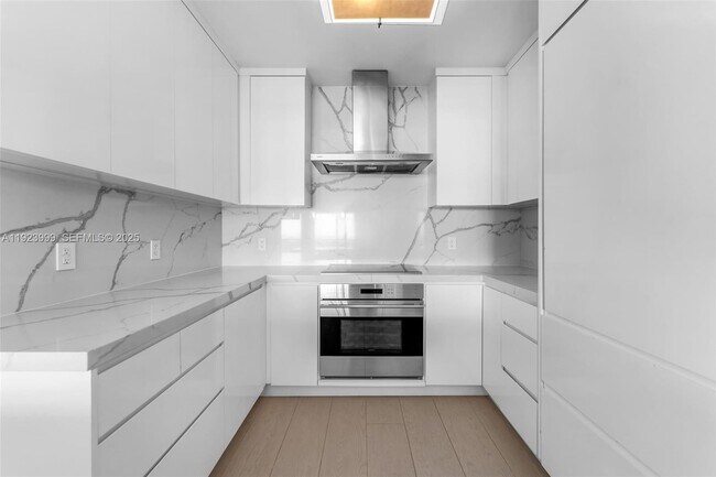 Building Photo - 10 Venetian Way