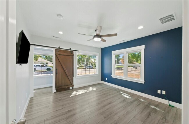 Building Photo - Bright, Spacious Home in Prime Southeast B...