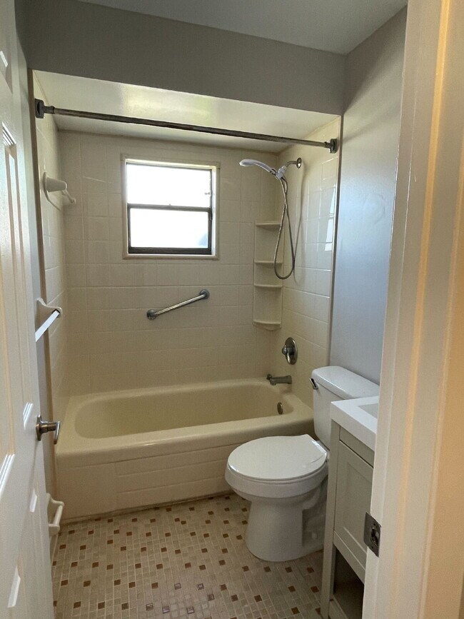 Building Photo - 3 Bedroom Pool Home Available in Palm Bay