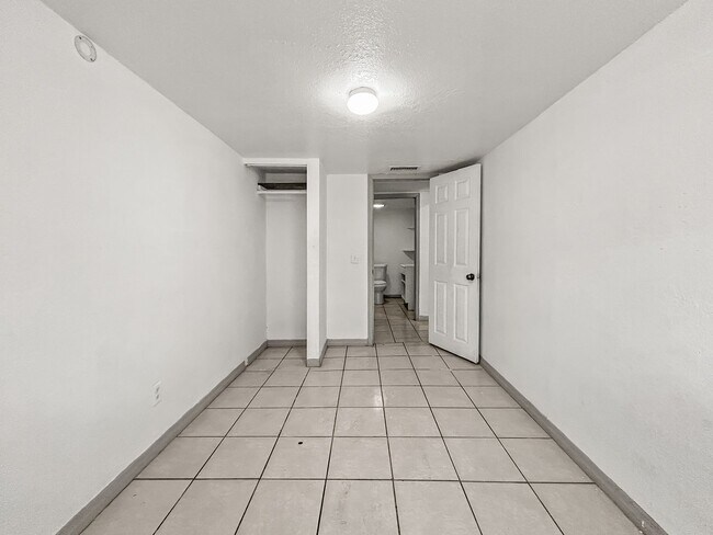 Building Photo - Spacious Tampa Home for Rent | Great Location & Large Yard! 3bed |2bath