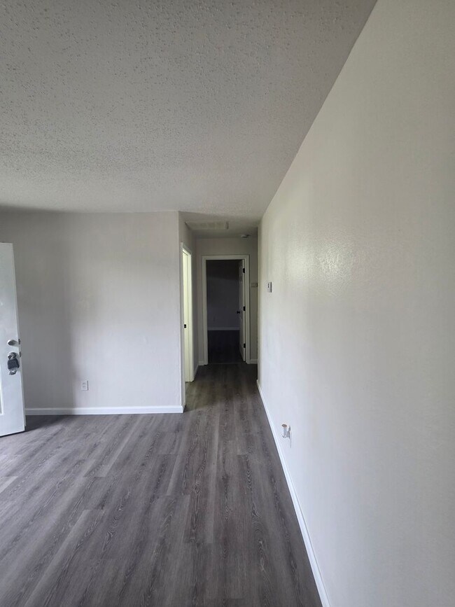 Building Photo - Cute and Cozy 4 bed 1 bath home