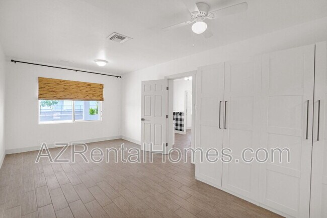 Building Photo - 5513 E Earll Dr