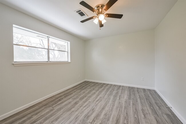 Building Photo - 2114 Shasta Dr