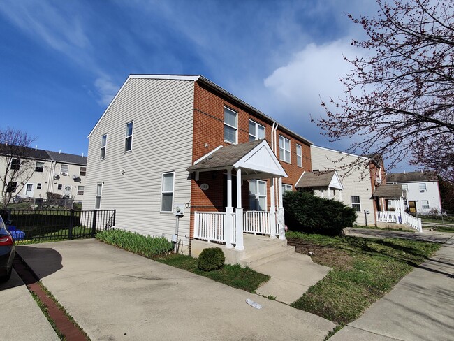 Angle view of Building - 1213 Poplar St