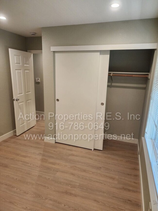 Building Photo - West Roseville 3 bedroom 2 bathroom 1406 sqft Three Car Garage Walking to Wood Creek High