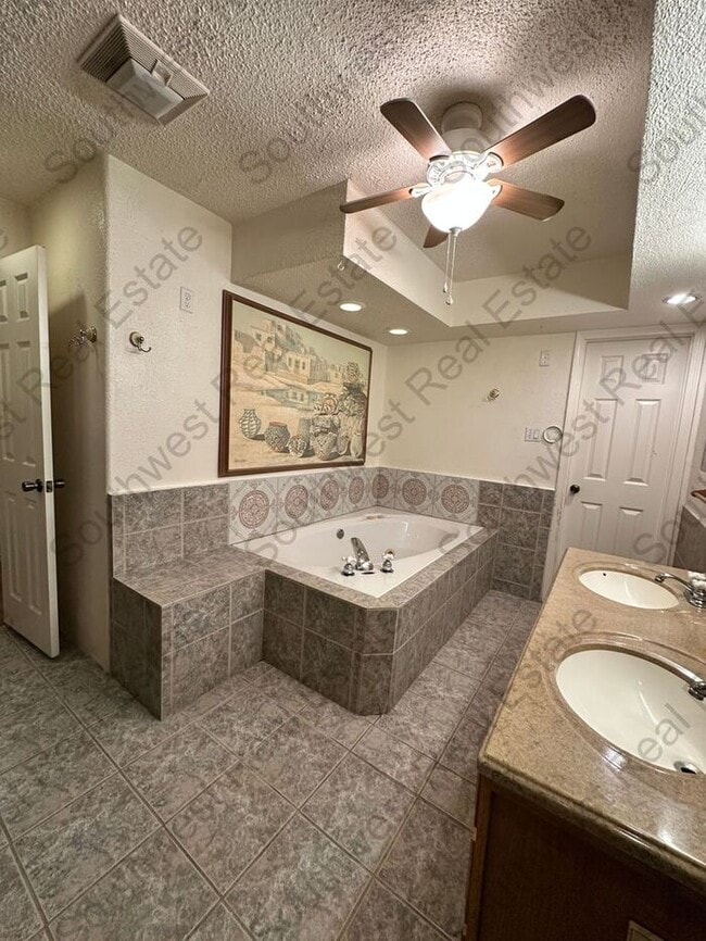 Building Photo - Spacious 3 bedroom, 2 bathroom home
