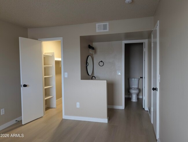 Building Photo - 533 W Guadalupe Rd