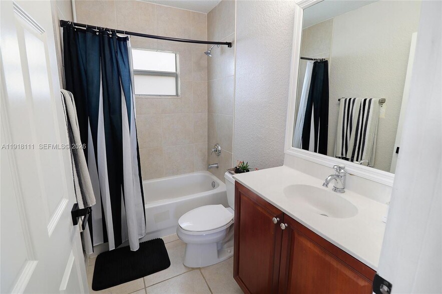 Building Photo - 601 NE 11th Ave