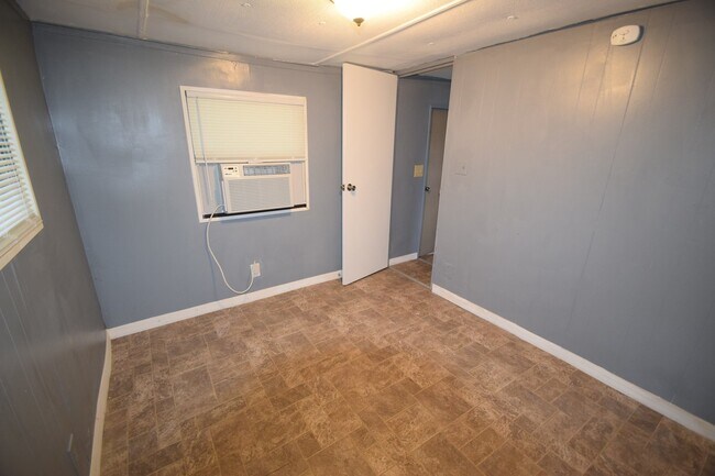 Building Photo - 2BR, 1BA Mobile Home with screened patio