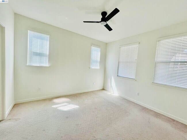Building Photo - 304 E Angelina Ave