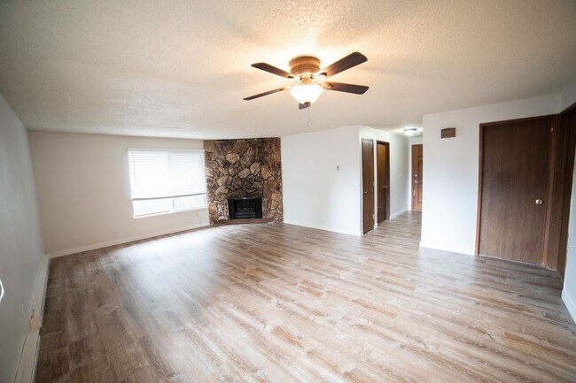 Building Photo - IKEMB02