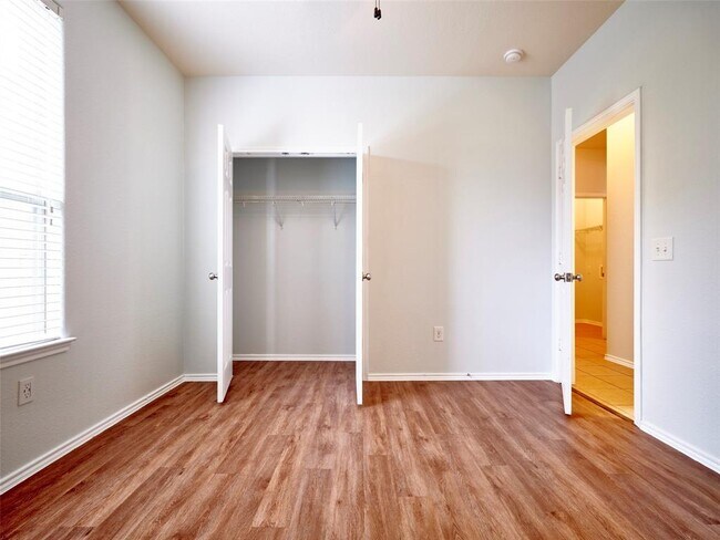 Building Photo - 1426 S Maple Dr