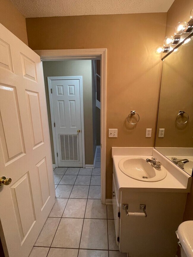 Building Photo - Foxchase Subdivision:  MOVE IN READY!!!!  ...