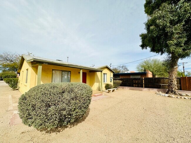 Building Photo - Rare Find 2/1 House IN DESIRED CENTRAL ARE...