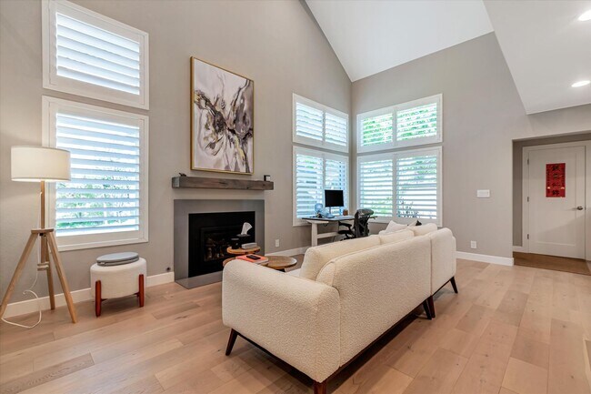 Building Photo - Hamilton Place Townhome