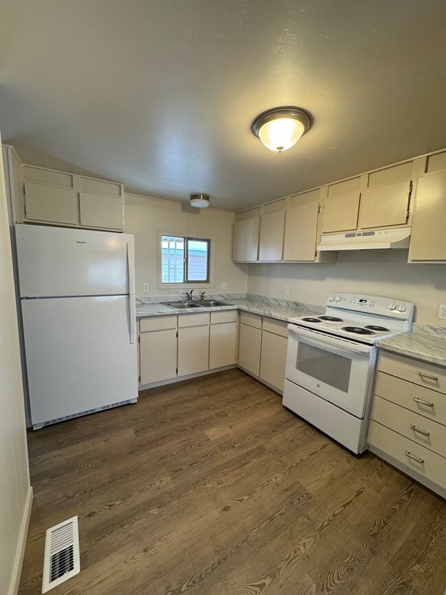 Building Photo - Newly renovated 3 bed 2 bath