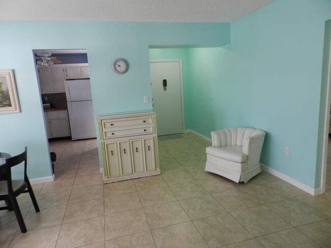 Building Photo - 6 W Greenway Dr