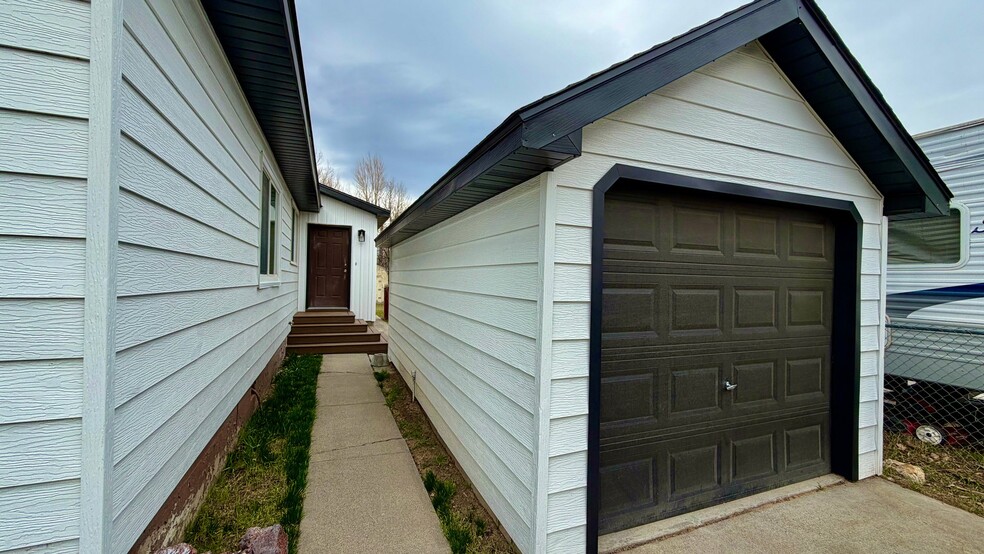 Building Photo - 145 N Byron Ave