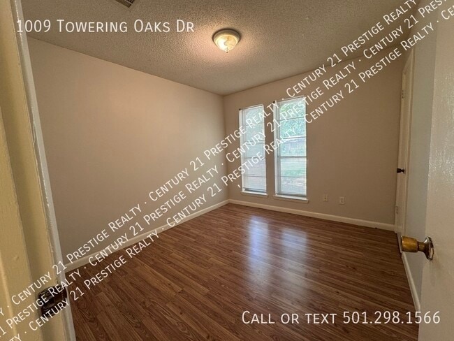 Building Photo - 1009 Towering Oaks Dr
