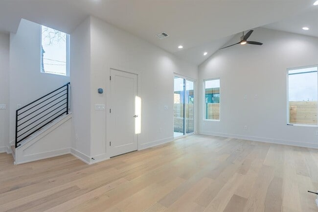 Building Photo - 2008 Canterbury St