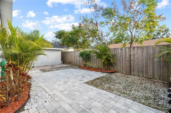 Building Photo - 2606 W Henry Ave