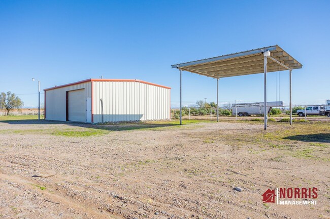 Building Photo - HORSE Property!! You Have Found a Gem