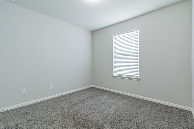 Building Photo - GORGEOUS 4BR 2.5 BATH WITH LOTS OF NEIGHBORHOOD AMENITIES! Available August 7th!