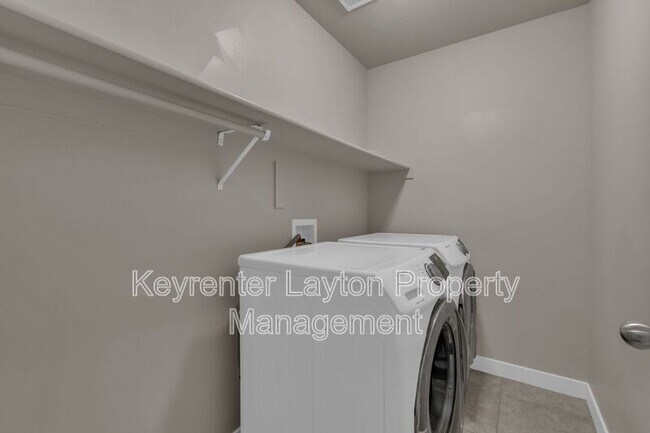 Building Photo - 2415 Wellington Dr