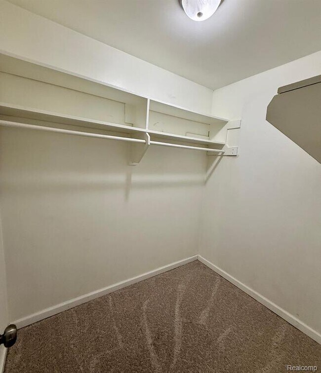 Building Photo - 1625 Lakewood Dr