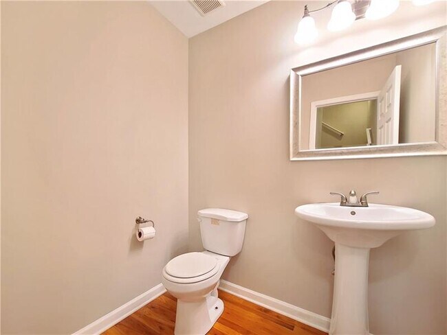 Building Photo - 140 Brook Cir SE