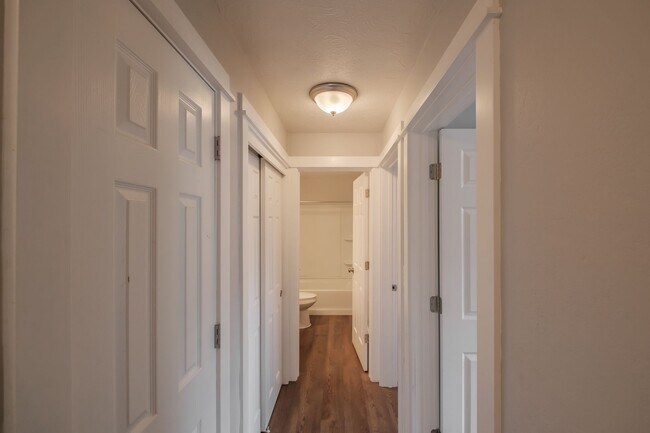 Building Photo - Beautiful 2 Bed, 1 Bath Second Floor Apartment Near Downtown Albany!