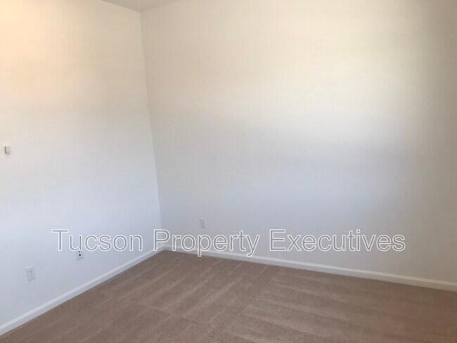 Building Photo - 10918 W Yates Ln