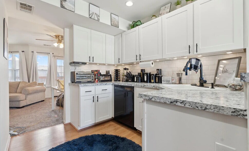 Building Photo - 8 Deer Run Ct