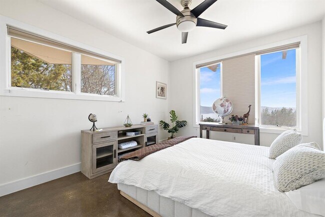 Building Photo - 14020 Lakeview Dr