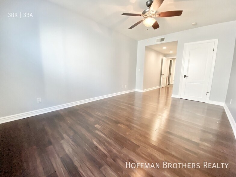 Building Photo - 1135 Rexford Dr