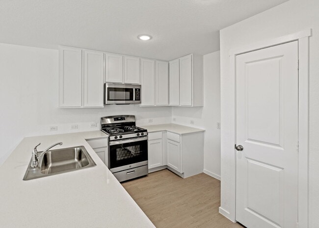 Building Photo - VIEWS VIEWS VIEWS and LOCATION! Rental Bac...