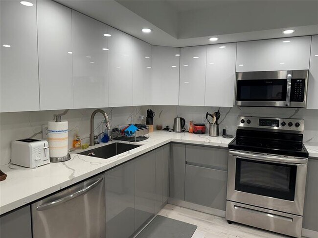 Building Photo - 5000 N Ocean Blvd