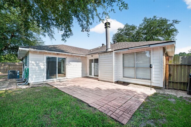 Building Photo - 10911 Pecan Dr